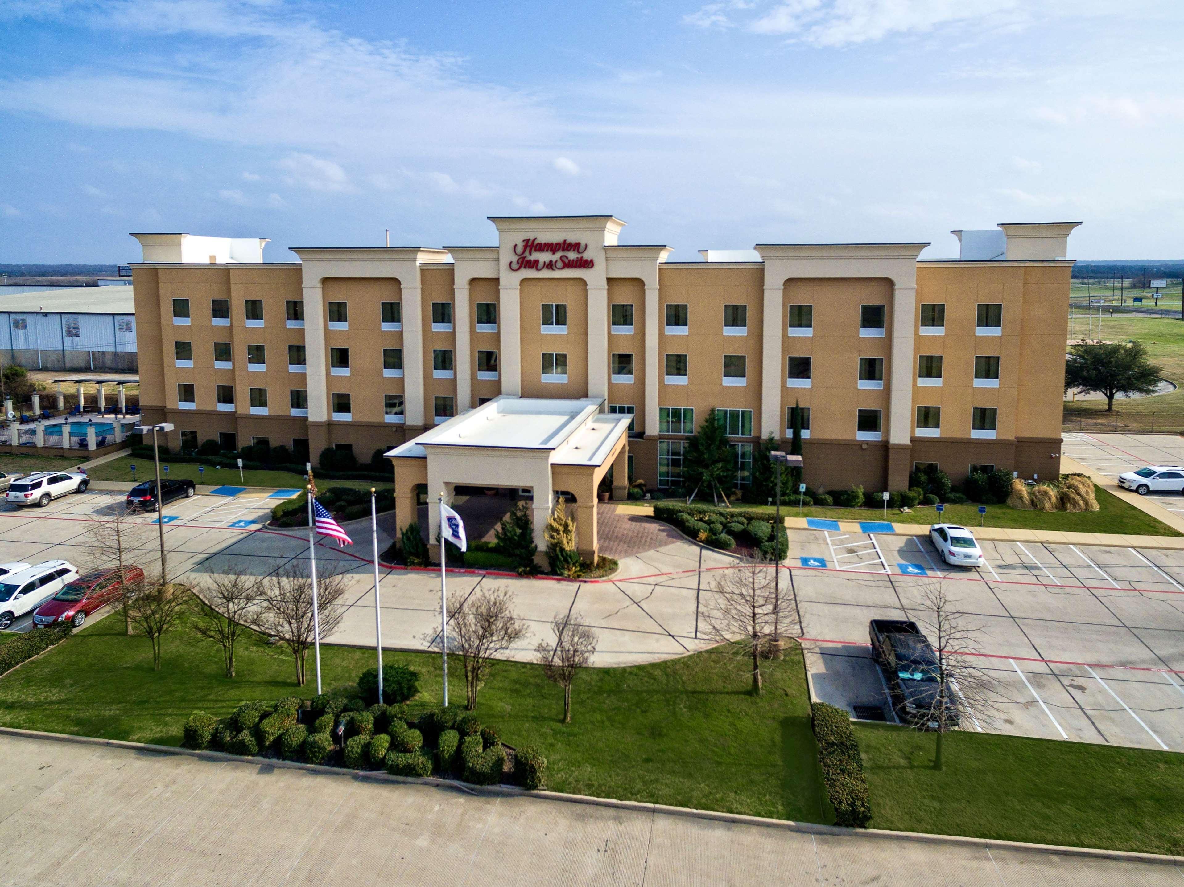Hampton Inn & Suites Corsicana Exterior photo
